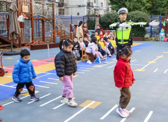 系好安全带使用安全座椅为了孩子的搭车安全请家长开车接送上